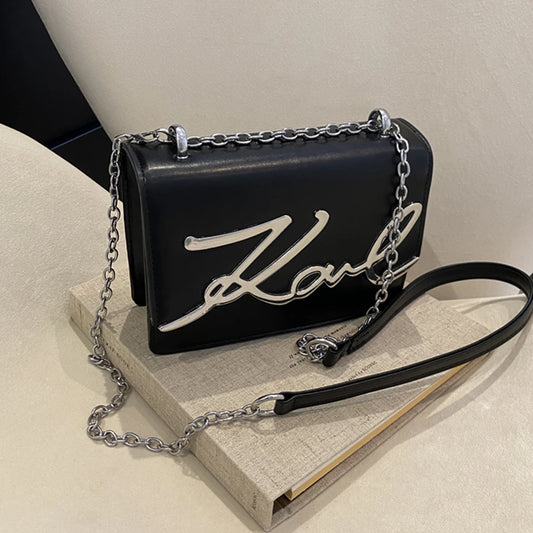 Sac à bandoulière tendance femme, couleur unie, avec logo en métal et chaîne, fermeture magnétique, idéal pour un usage quotidien