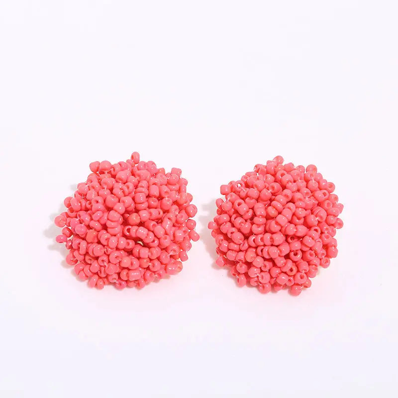 Apportez une touche bohème et ethnique à vos tenues avec nos boucles d’oreilles clous faites main.