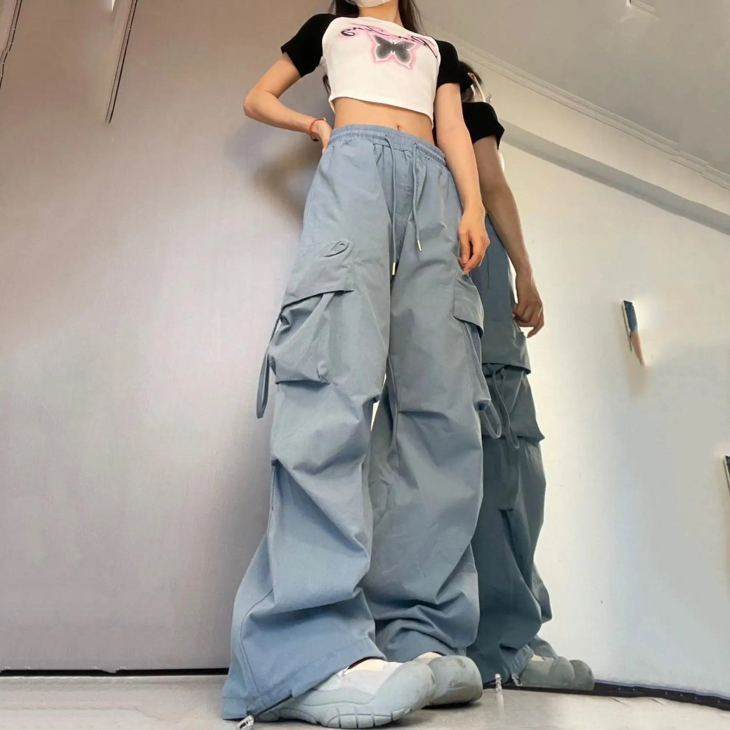 Adoptez un look streetwear décontracté avec notre pantalon cargo vintage pour femme.