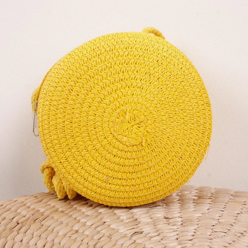 Ajoutez une touche bohème à vos tenues estivales avec ce sac en raphia tressé à bandoulière.