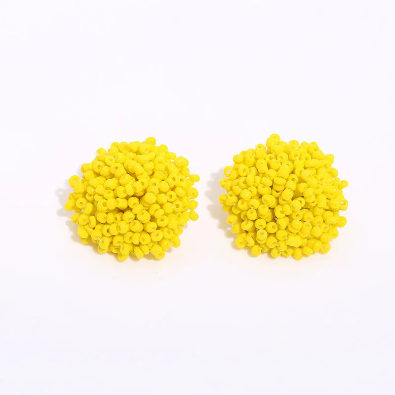 Apportez une touche bohème et ethnique à vos tenues avec nos boucles d’oreilles clous faites main.