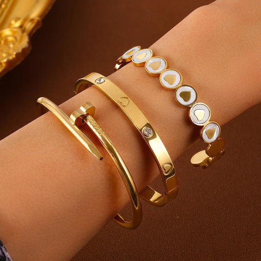Sublimez votre poignet avec notre bracelet manchette cœur en acier inoxydable.