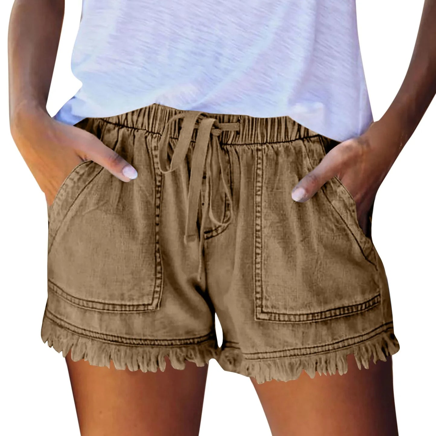 Optez pour un style estival décontracté et tendance avec notre short en jean délavé pour femme.
