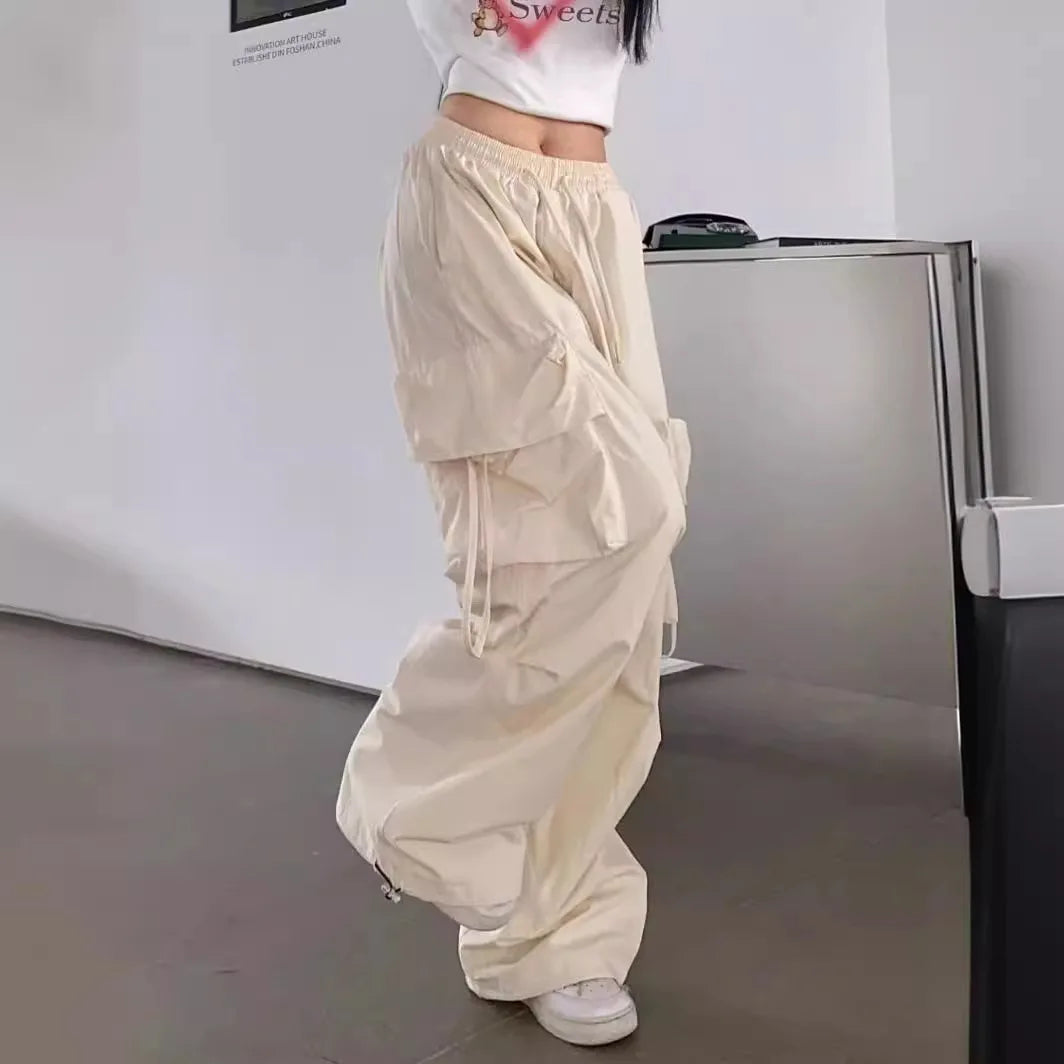 Adoptez un look streetwear décontracté avec notre pantalon cargo vintage pour femme.