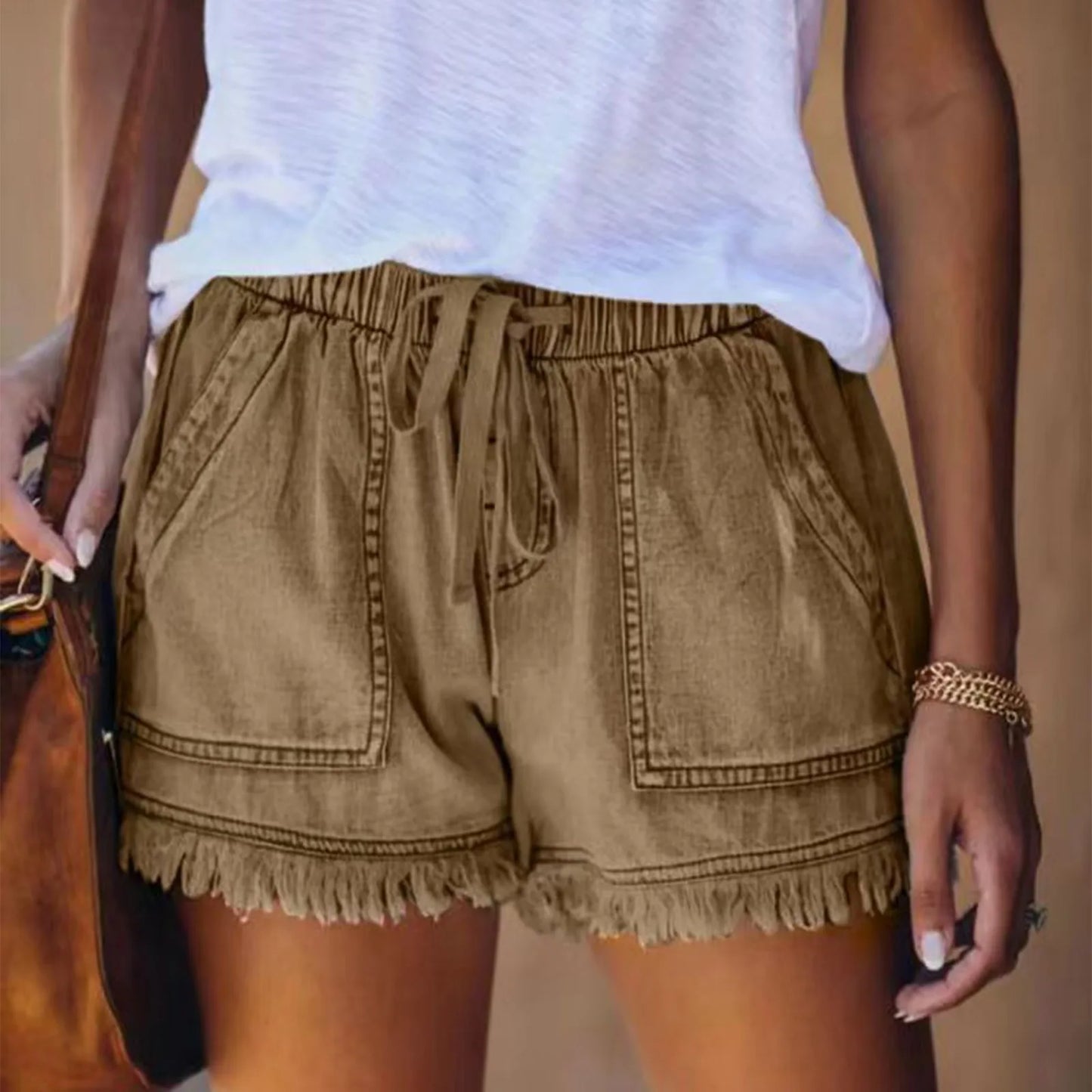 Optez pour un style estival décontracté et tendance avec notre short en jean délavé pour femme.
