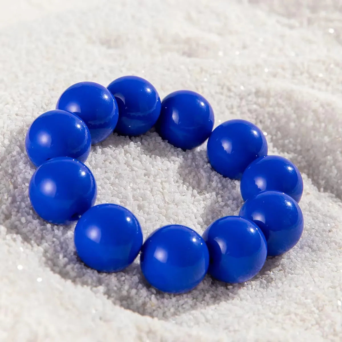 Apportez une touche fun et originale à vos tenues avec notre bracelet à grosses perles colorées.