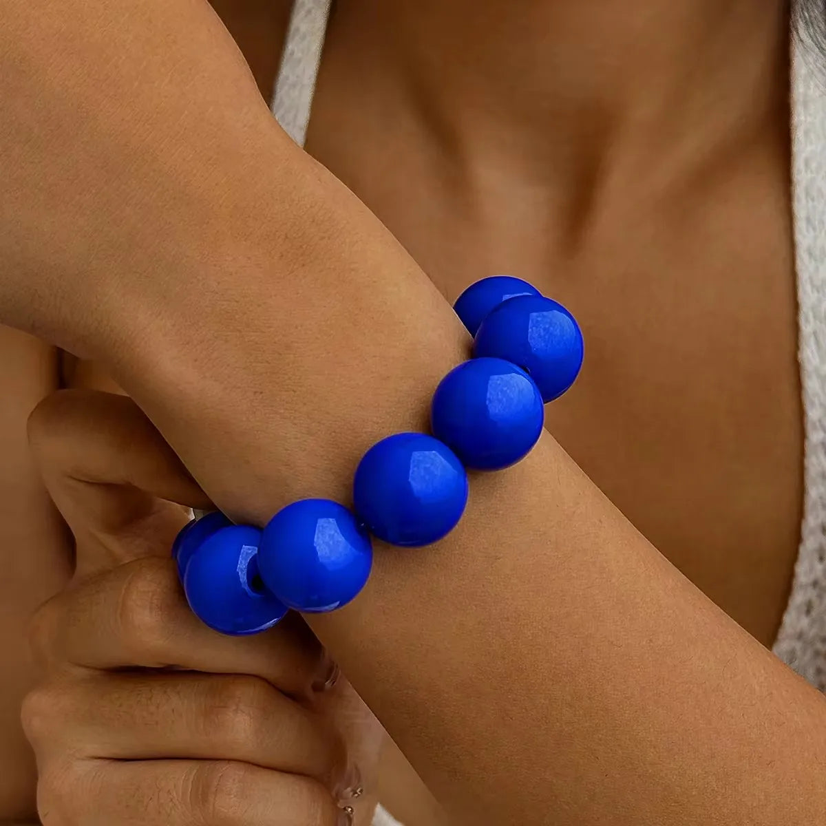 Apportez une touche fun et originale à vos tenues avec notre bracelet à grosses perles colorées.