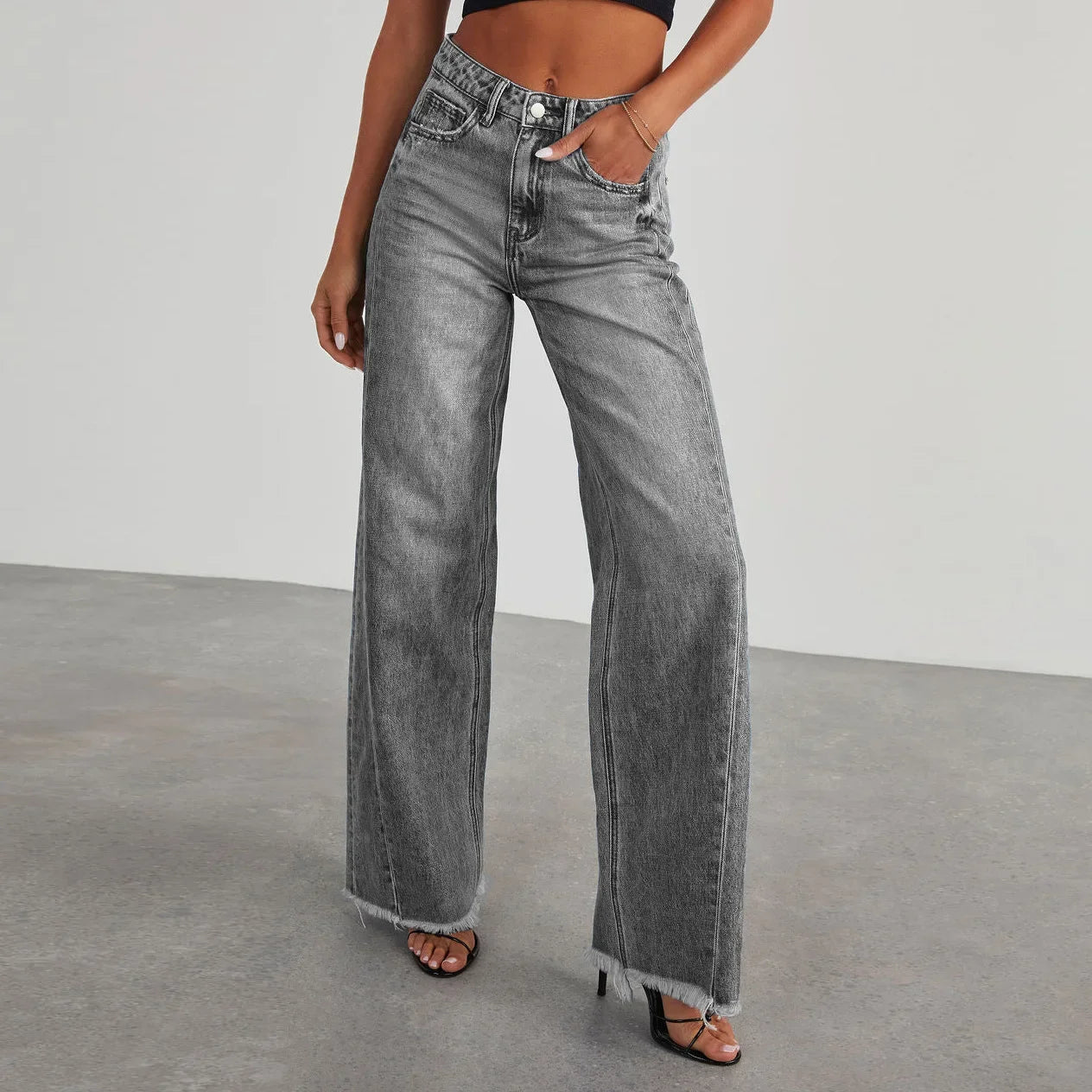 Adoptez un look décontracté et moderne avec ce jean femme coupe large