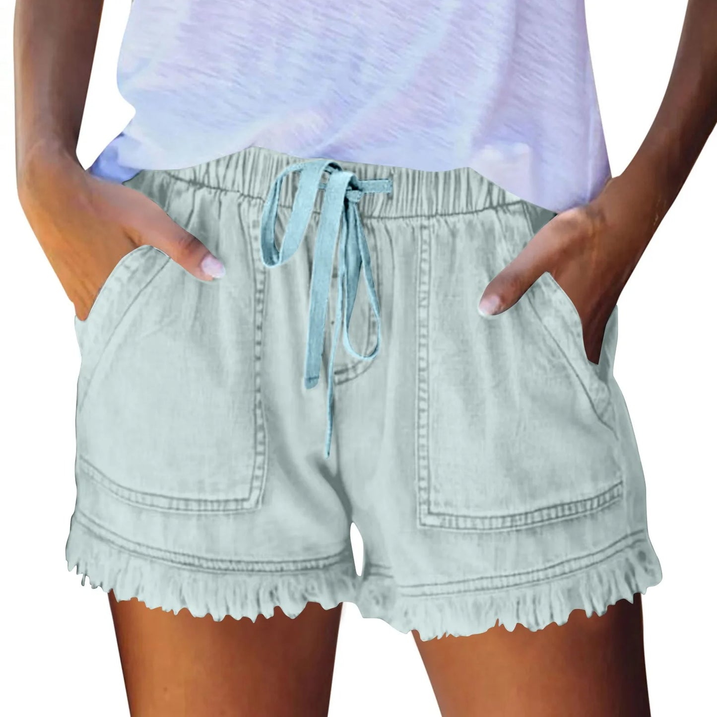 Optez pour un style estival décontracté et tendance avec notre short en jean délavé pour femme.