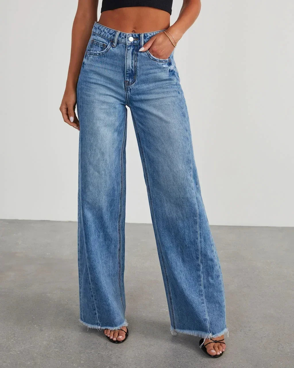 Adoptez un look décontracté et moderne avec ce jean femme coupe large