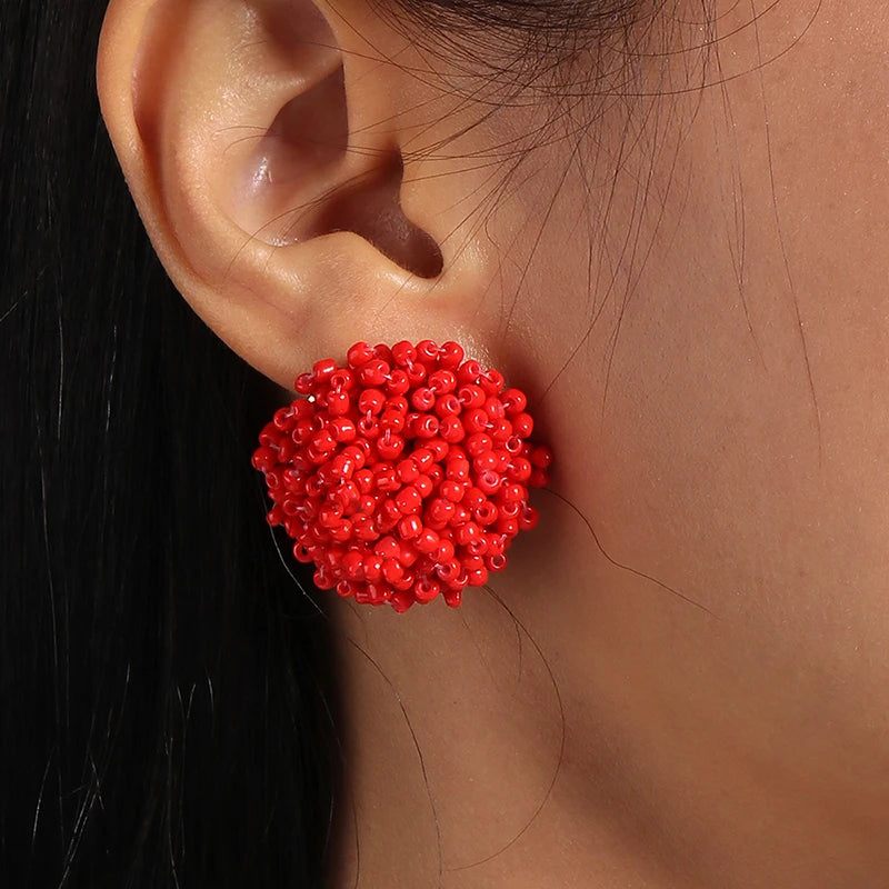 Apportez une touche bohème et ethnique à vos tenues avec nos boucles d’oreilles clous faites main.