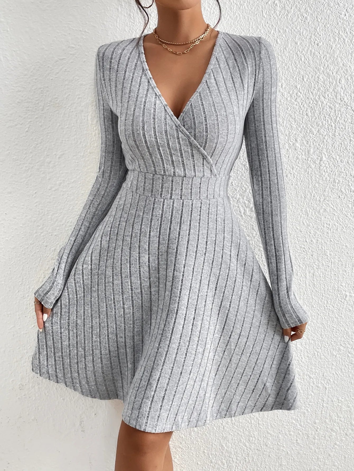 👗 Robe Pull Slim Col V – Automne / Hiver 2025