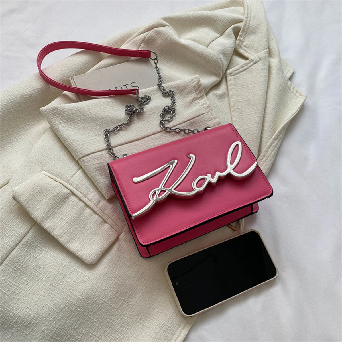 Sac à bandoulière tendance femme, couleur unie, avec logo en métal et chaîne, fermeture magnétique, idéal pour un usage quotidien