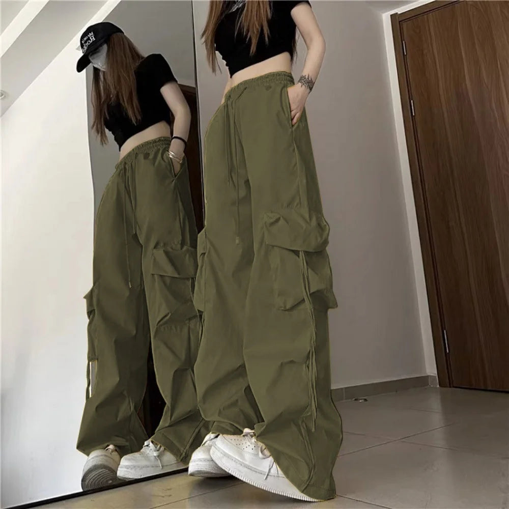 Adoptez un look streetwear décontracté avec notre pantalon cargo vintage pour femme.