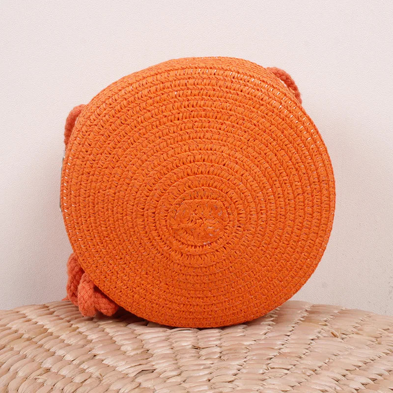 Ajoutez une touche bohème à vos tenues estivales avec ce sac en raphia tressé à bandoulière.