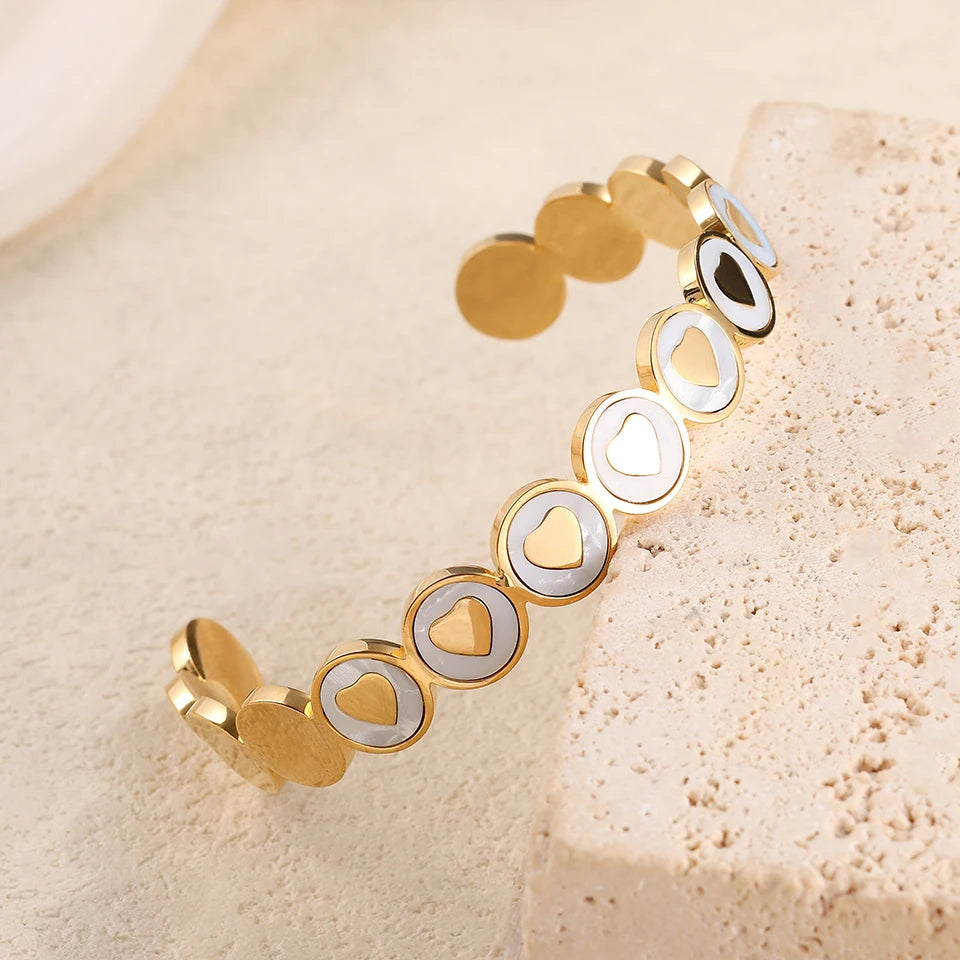Sublimez votre poignet avec notre bracelet manchette cœur en acier inoxydable.