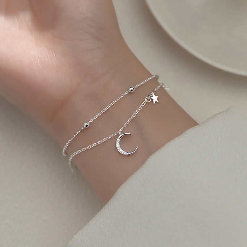 Apportez une touche céleste à vos tenues avec notre bracelet Star & Moon pour femme.