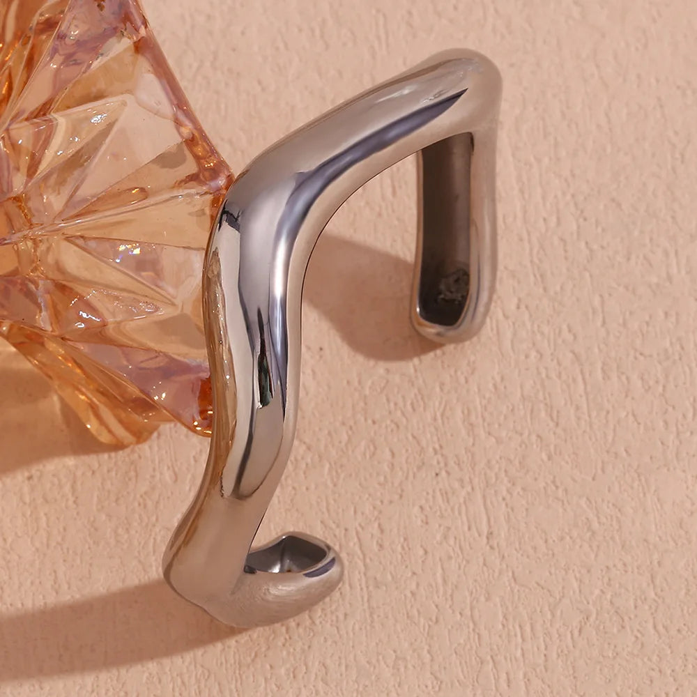 Sublimez votre poignet avec notre bracelet manchette cœur en acier inoxydable.