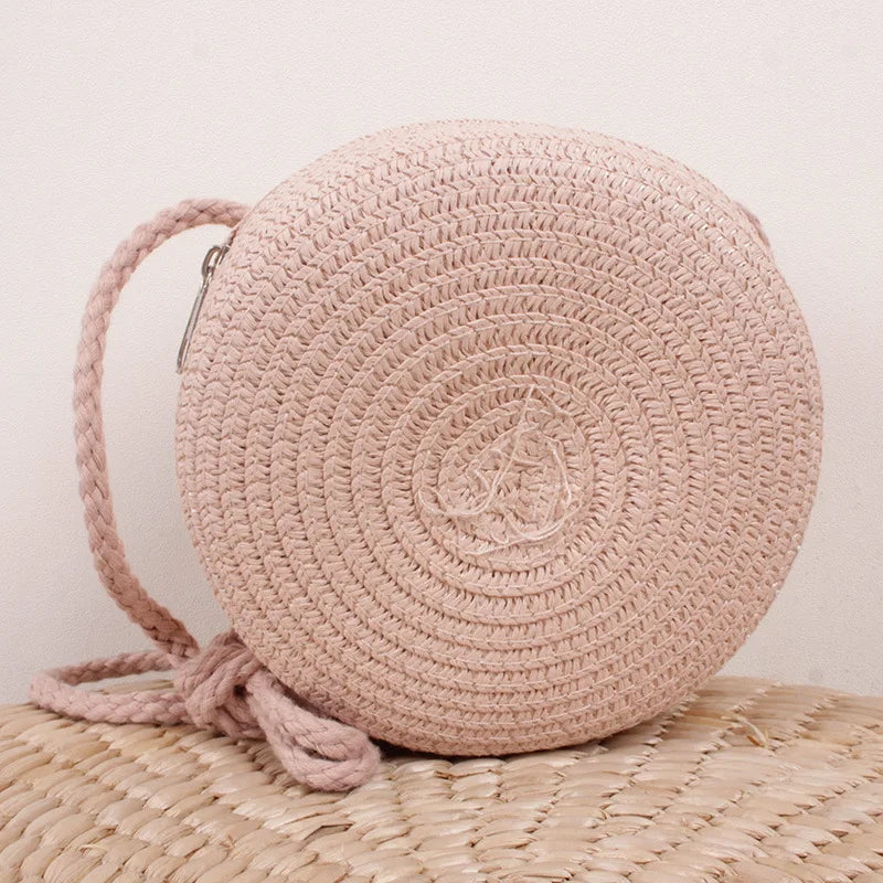 Ajoutez une touche bohème à vos tenues estivales avec ce sac en raphia tressé à bandoulière.