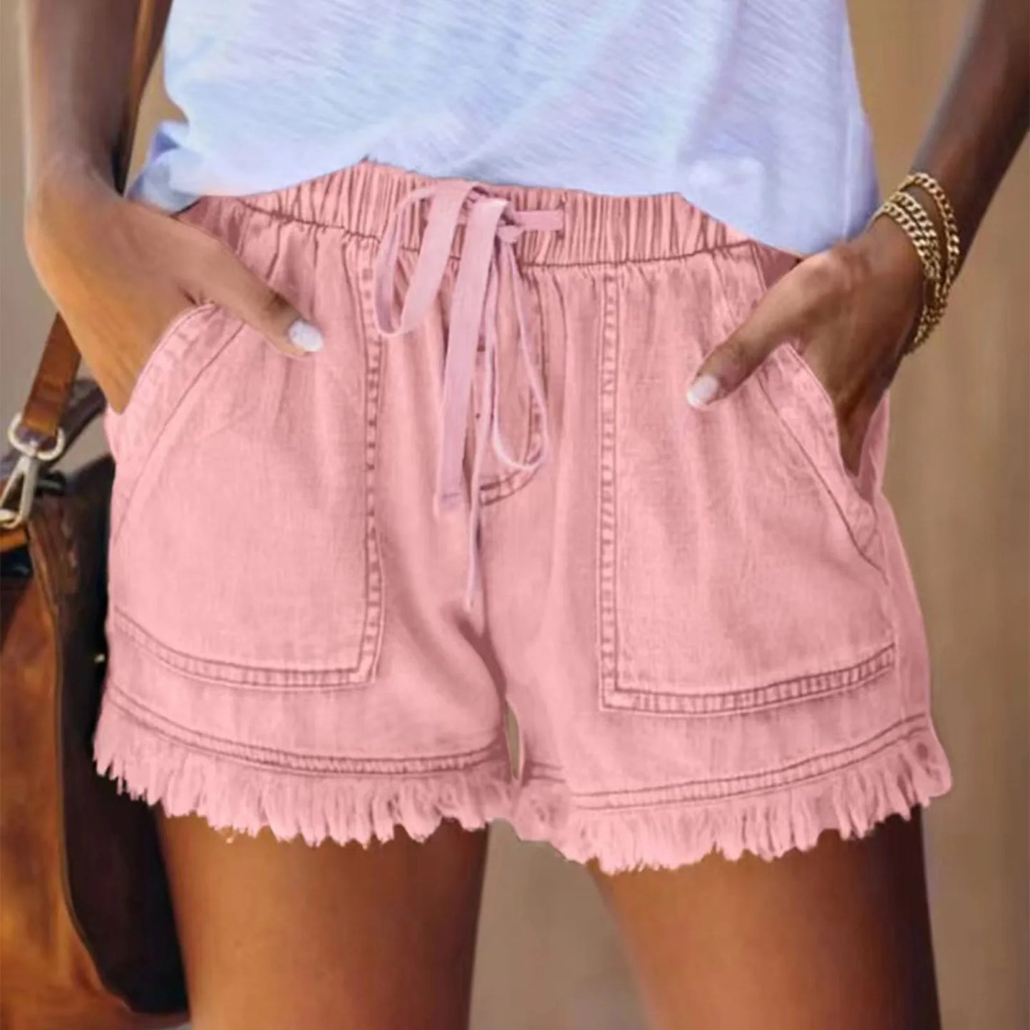 Optez pour un style estival décontracté et tendance avec notre short en jean délavé pour femme.