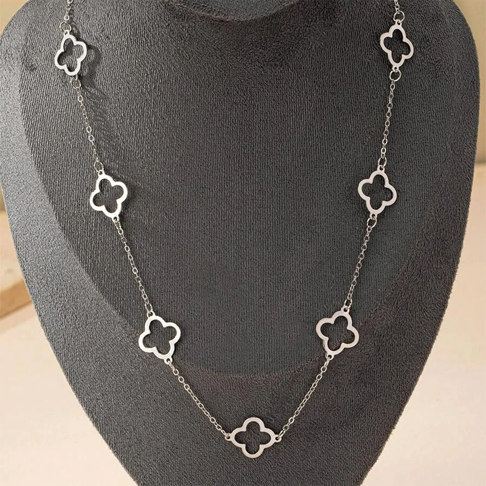 Apportez une touche de chance et d’élégance avec notre collier pendentif trèfle à quatre feuilles.