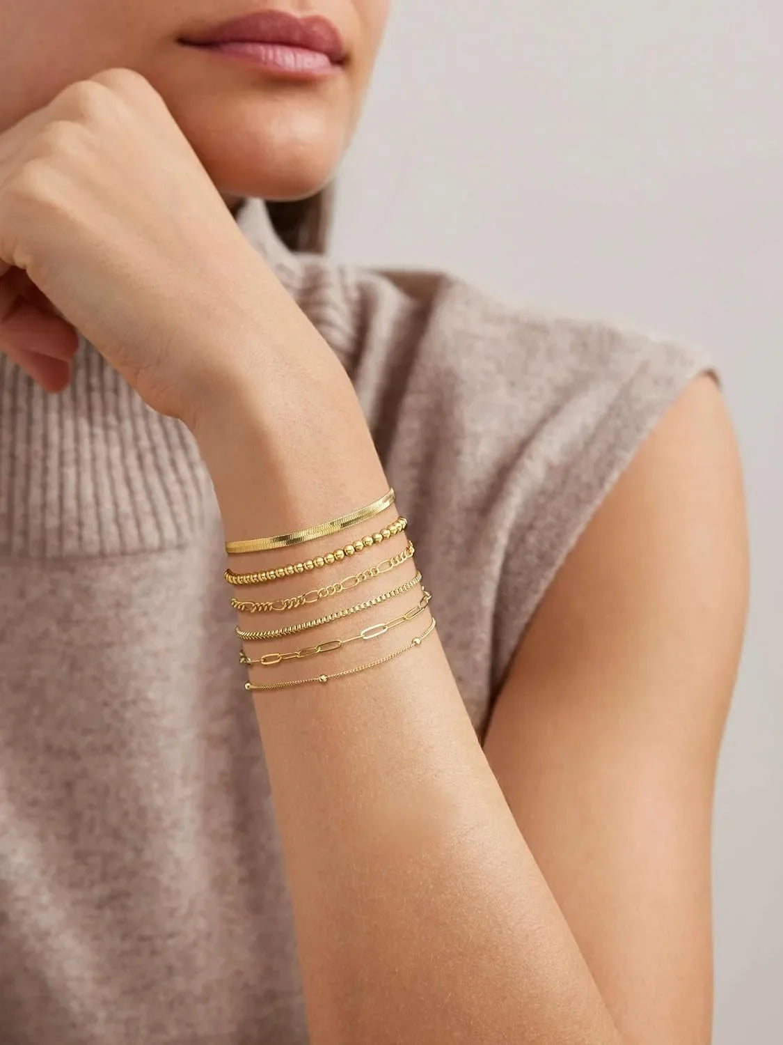 Sublimez vos poignets avec notre ensemble de bracelets fins plaqués or 14K.