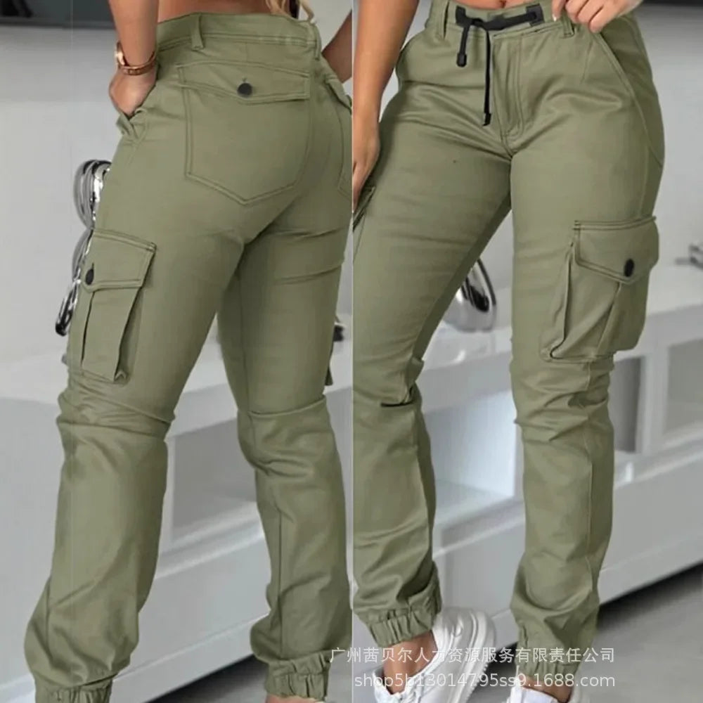 Adoptez un look streetwear pratique et tendance avec notre pantalon cargo pour femme.