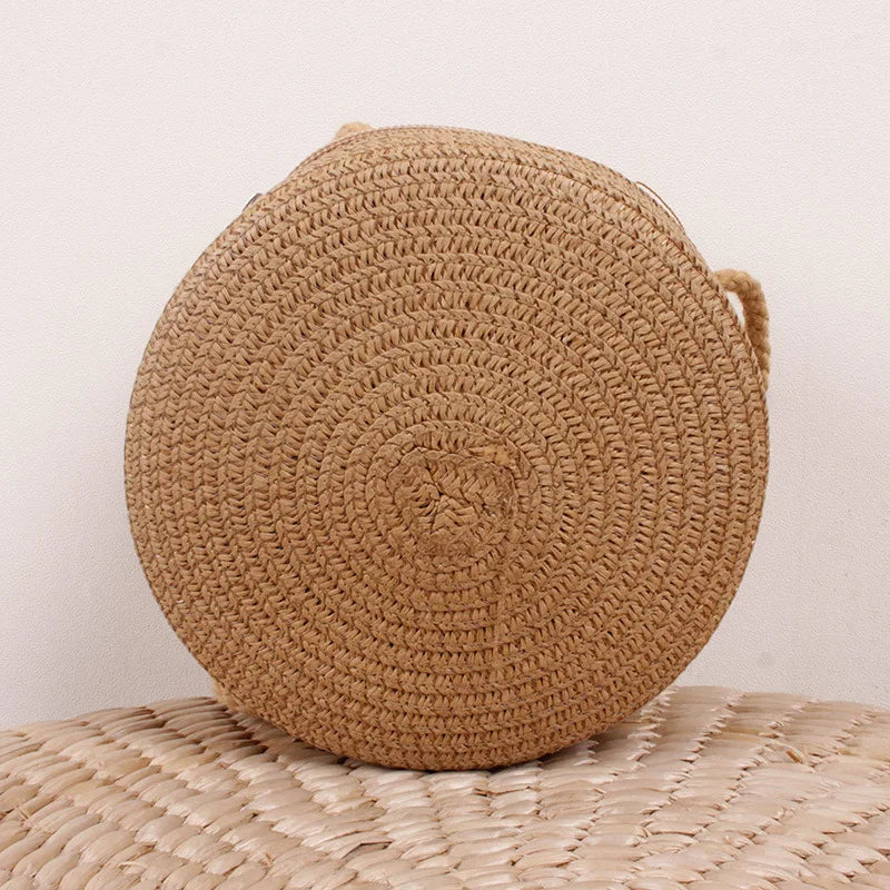 Ajoutez une touche bohème à vos tenues estivales avec ce sac en raphia tressé à bandoulière.