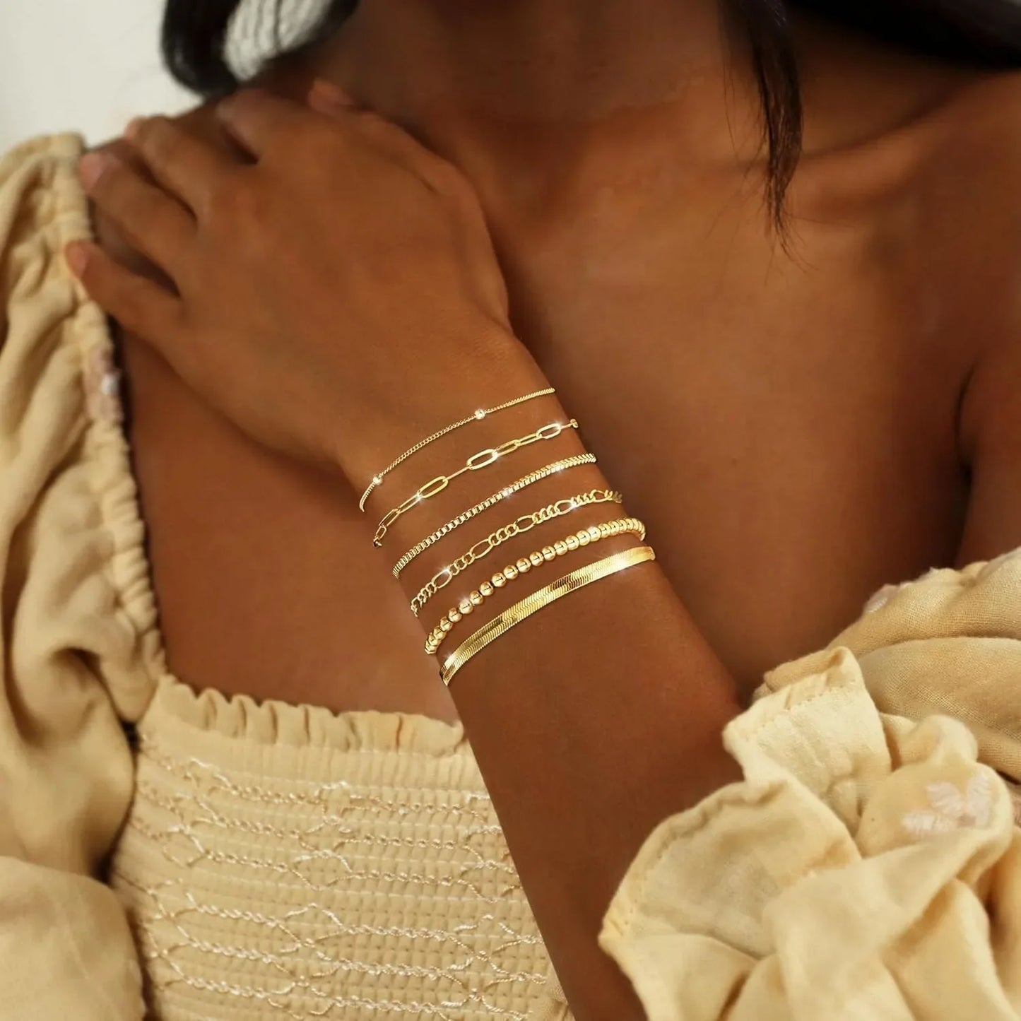 Sublimez vos poignets avec notre ensemble de bracelets fins plaqués or 14K.