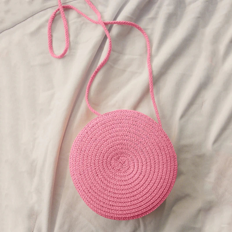 Ajoutez une touche bohème à vos tenues estivales avec ce sac en raphia tressé à bandoulière.