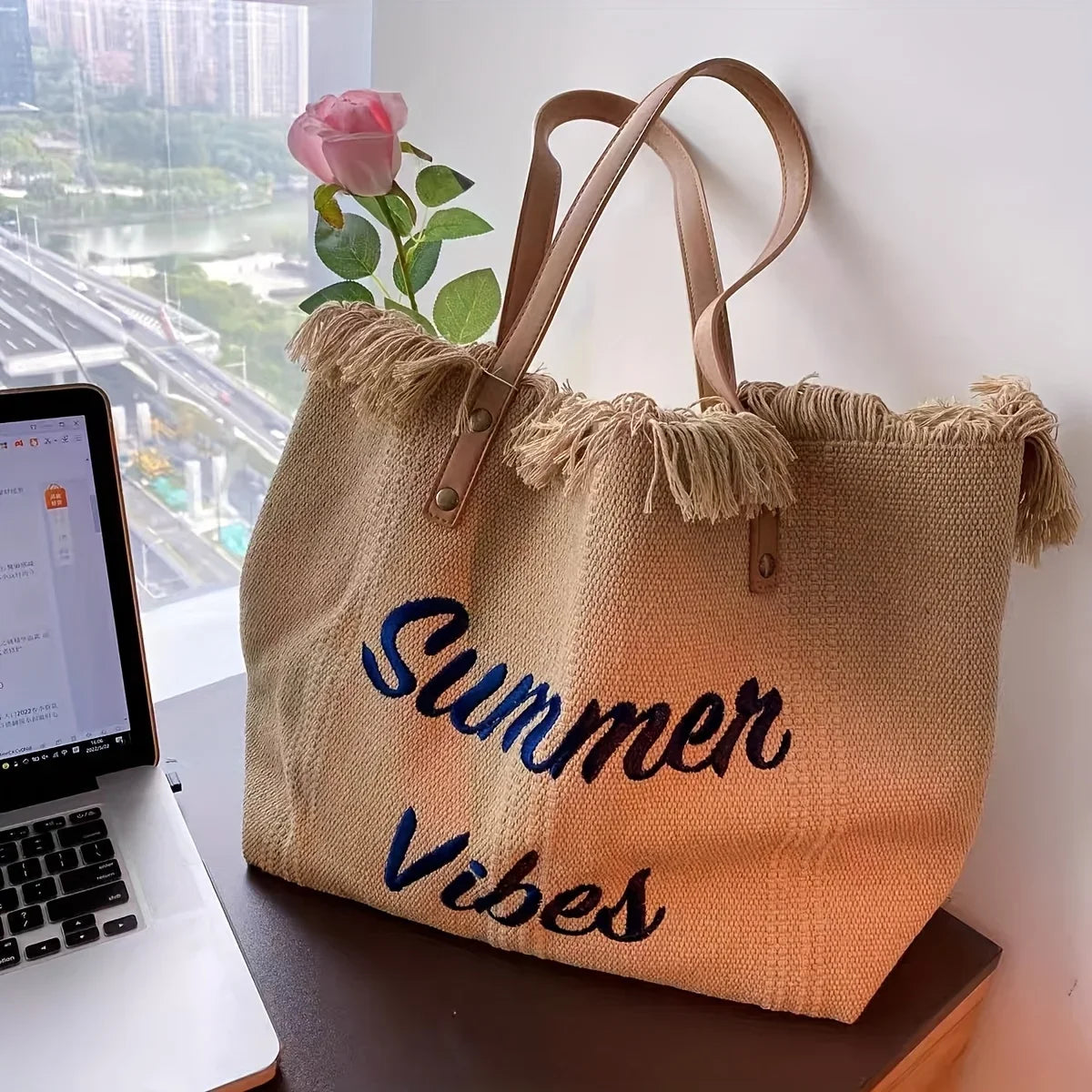 Sac Brodé à Pompons – Femme Apportez une touche estivale à vos tenues avec ce sac brodé à pompons