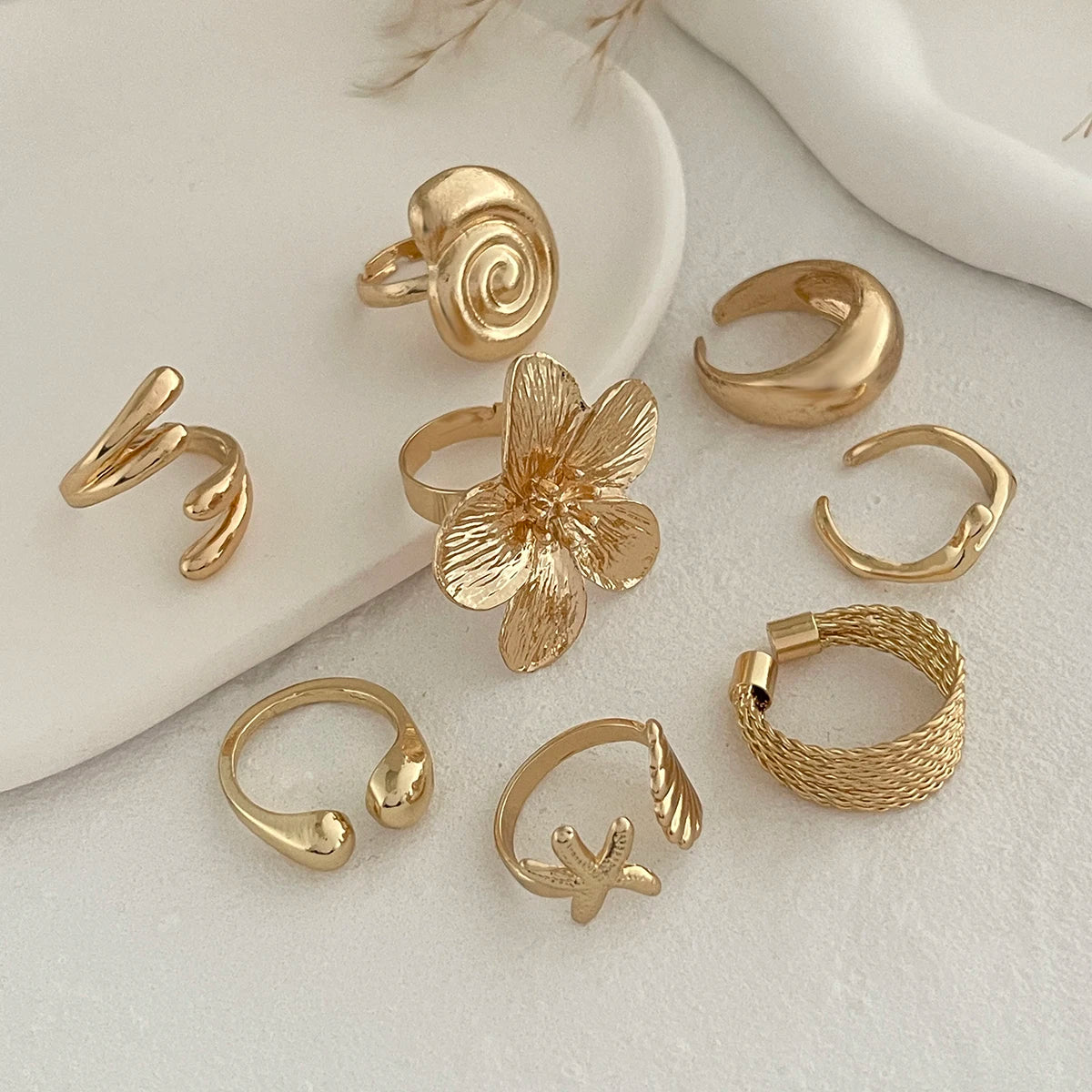 Lot de 8 Bagues Vintage Fleur – Femme Apportez une touche élégante et originale à vos tenues avec ce lot de 8 bagues vintage.