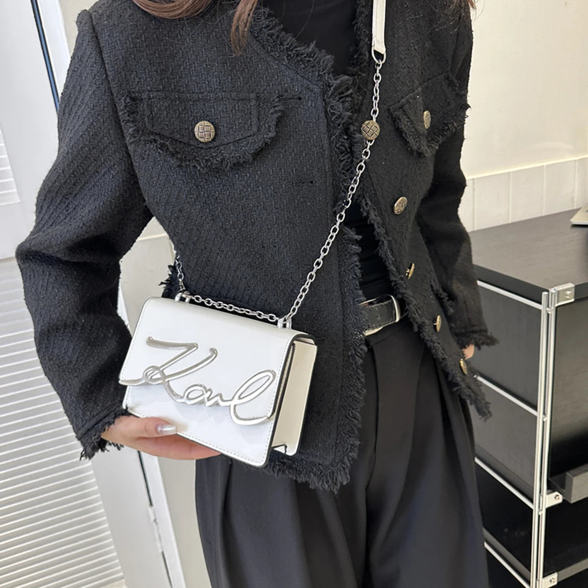 Sac à bandoulière tendance femme, couleur unie, avec logo en métal et chaîne, fermeture magnétique, idéal pour un usage quotidien