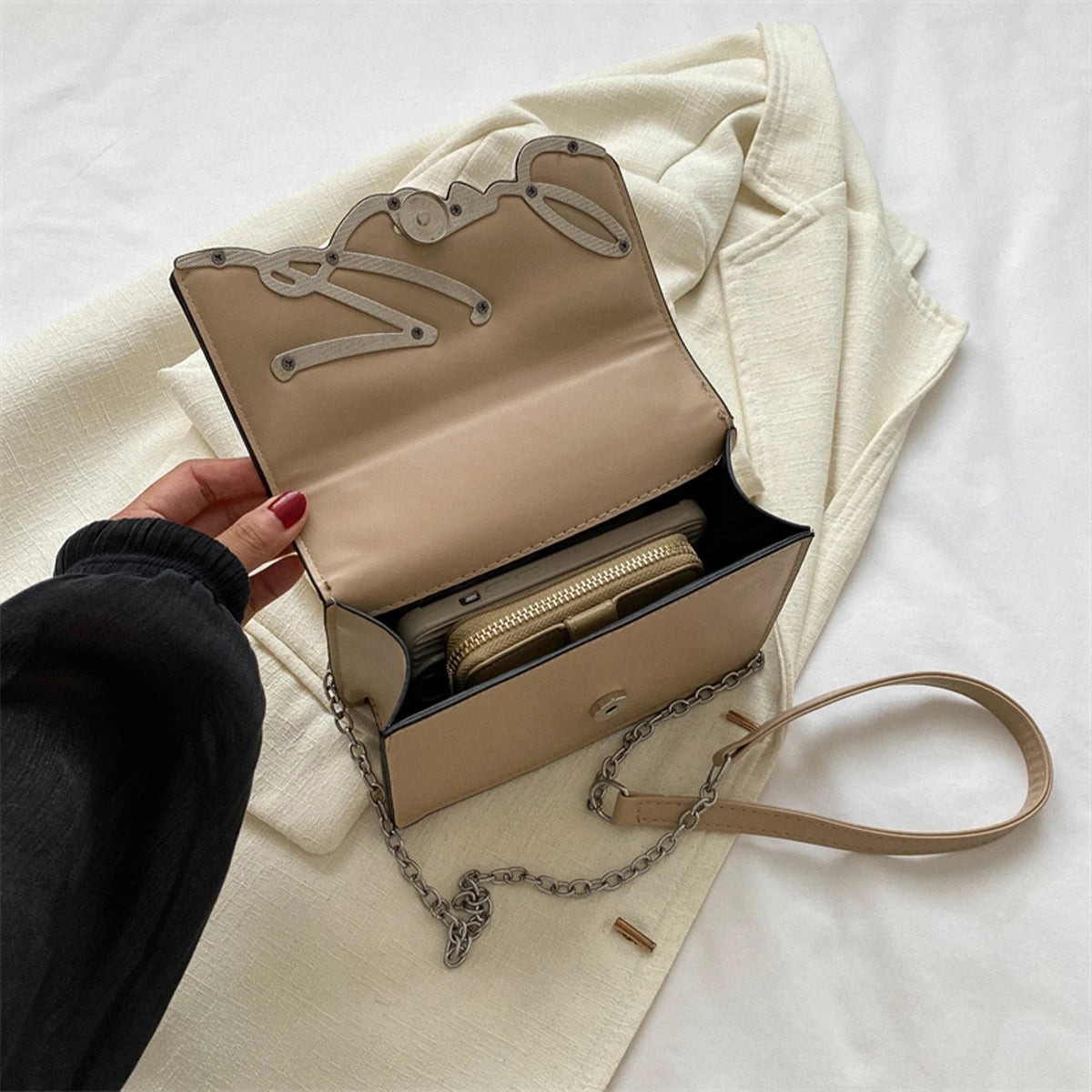 Sac à bandoulière tendance femme, couleur unie, avec logo en métal et chaîne, fermeture magnétique, idéal pour un usage quotidien