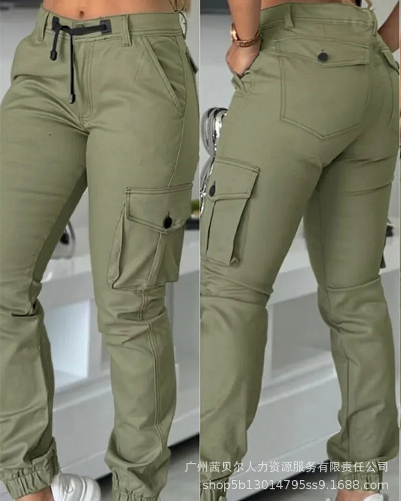 Adoptez un look streetwear pratique et tendance avec notre pantalon cargo pour femme.