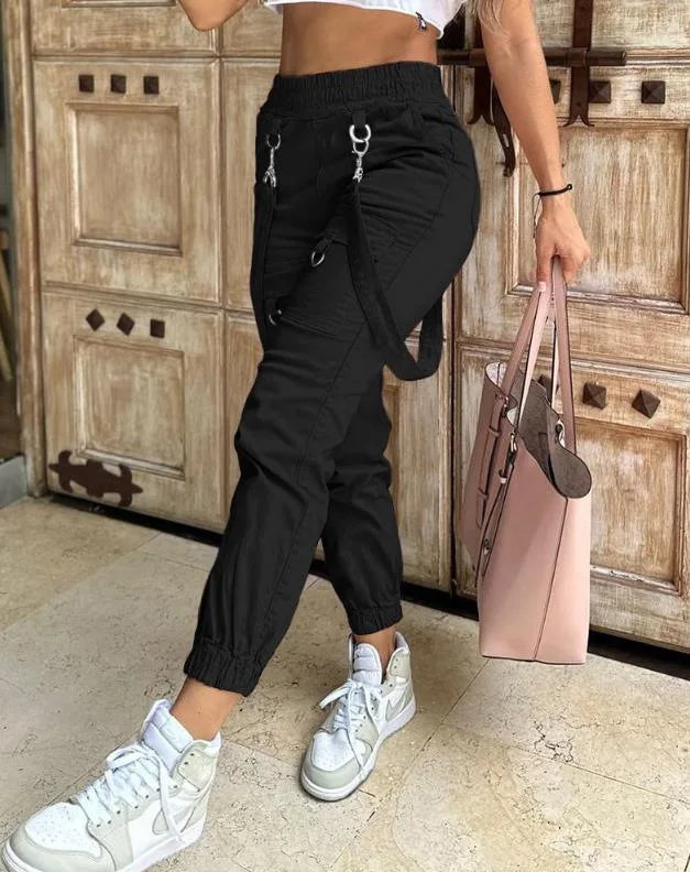 Adoptez un style casual et tendance avec notre pantalon à bretelles pour femme.