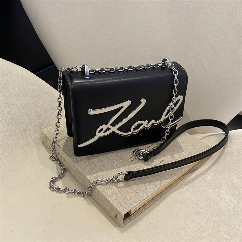 Sac à bandoulière tendance femme, couleur unie, avec logo en métal et chaîne, fermeture magnétique, idéal pour un usage quotidien