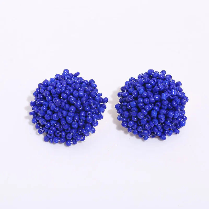 Apportez une touche bohème et ethnique à vos tenues avec nos boucles d’oreilles clous faites main.