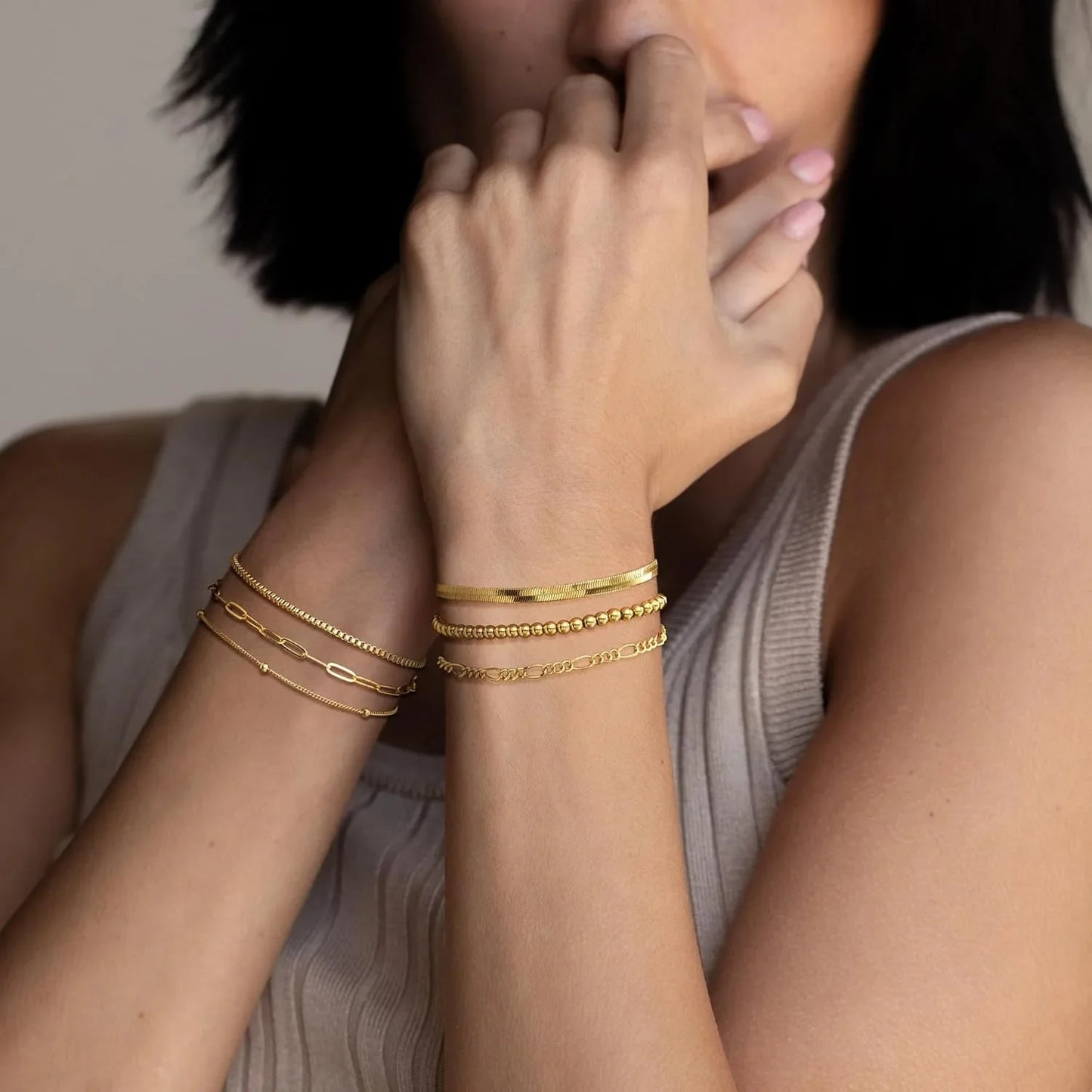 Sublimez vos poignets avec notre ensemble de bracelets fins plaqués or 14K.
