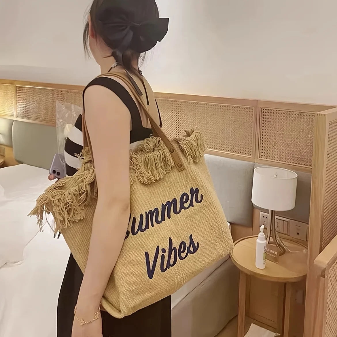Sac Brodé à Pompons – Femme Apportez une touche estivale à vos tenues avec ce sac brodé à pompons