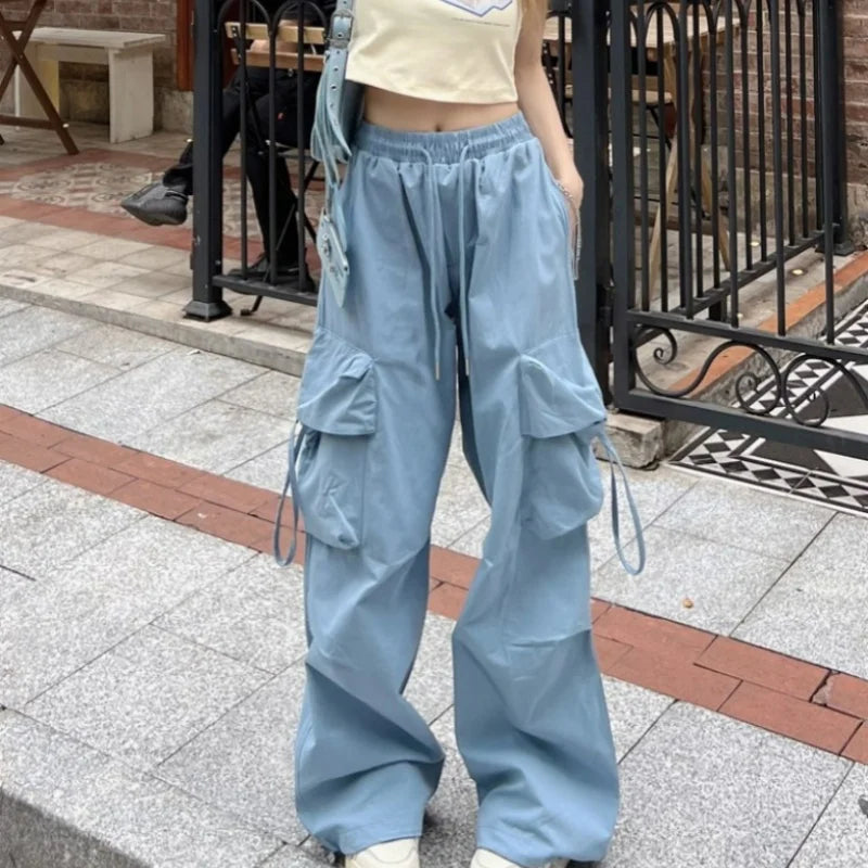 Adoptez un look streetwear décontracté avec notre pantalon cargo vintage pour femme.