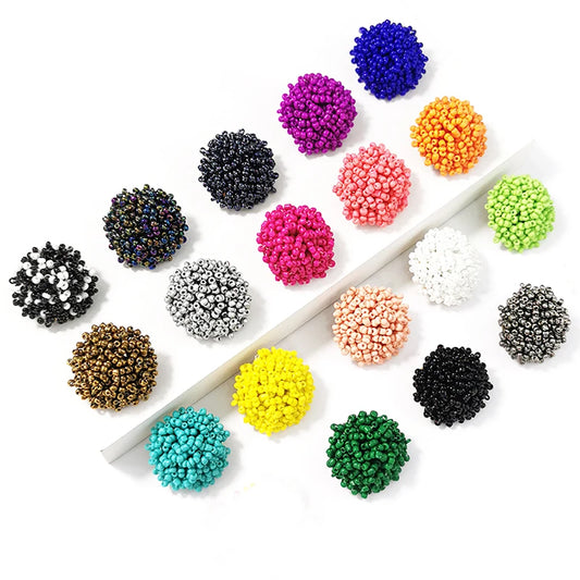 Apportez une touche bohème et ethnique à vos tenues avec nos boucles d’oreilles clous faites main.