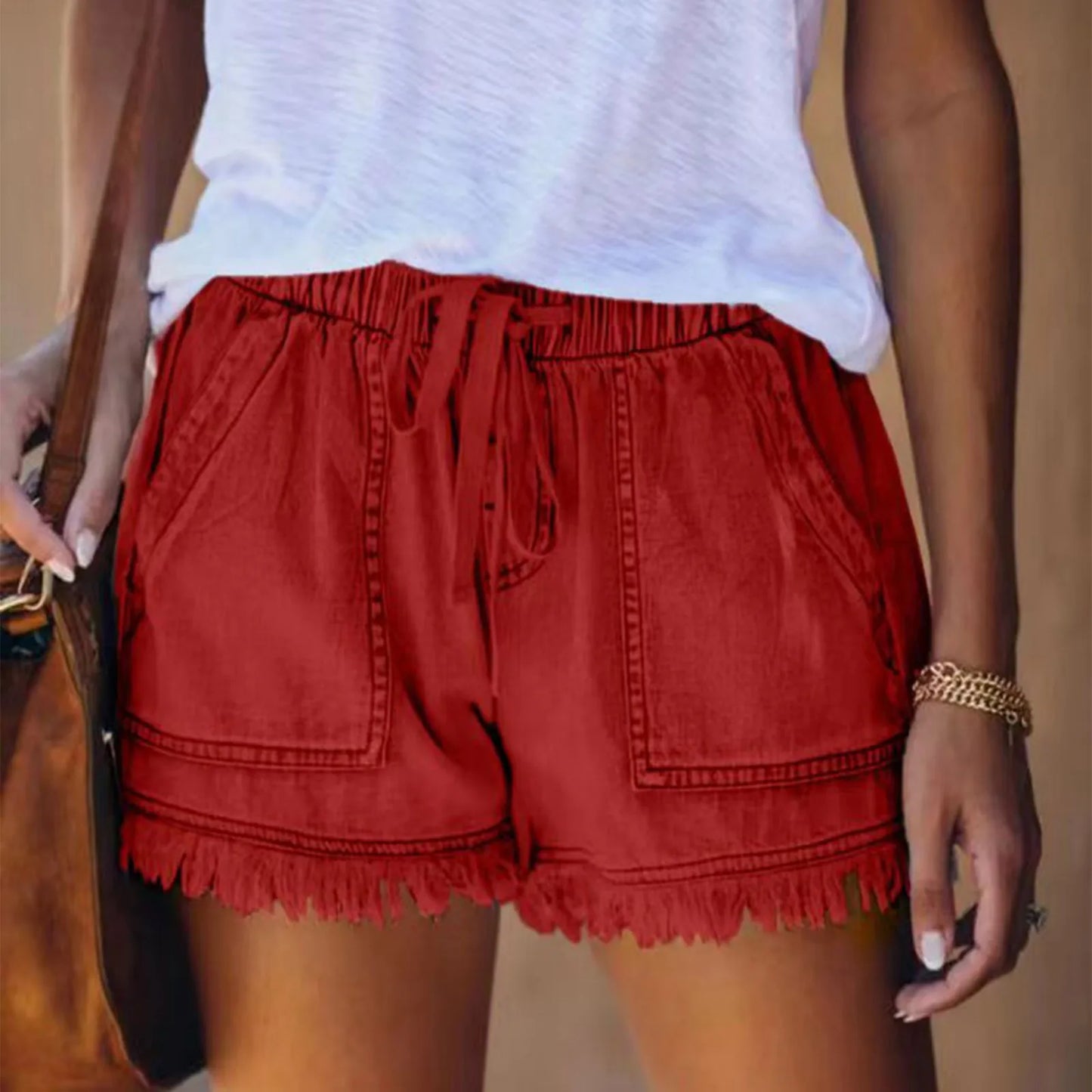 Optez pour un style estival décontracté et tendance avec notre short en jean délavé pour femme.