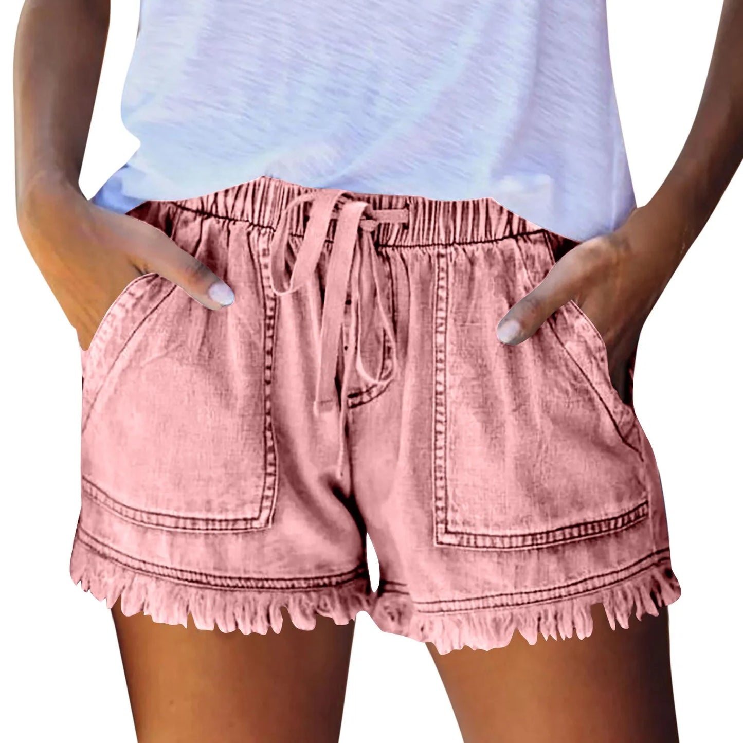 Optez pour un style estival décontracté et tendance avec notre short en jean délavé pour femme.