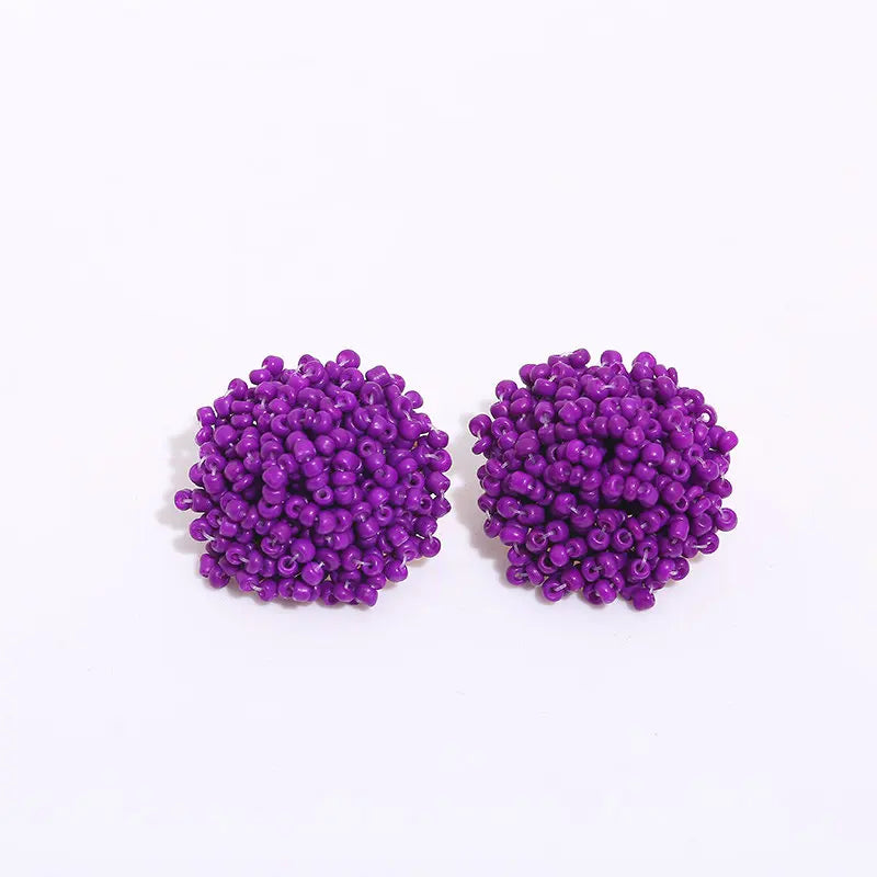 Apportez une touche bohème et ethnique à vos tenues avec nos boucles d’oreilles clous faites main.