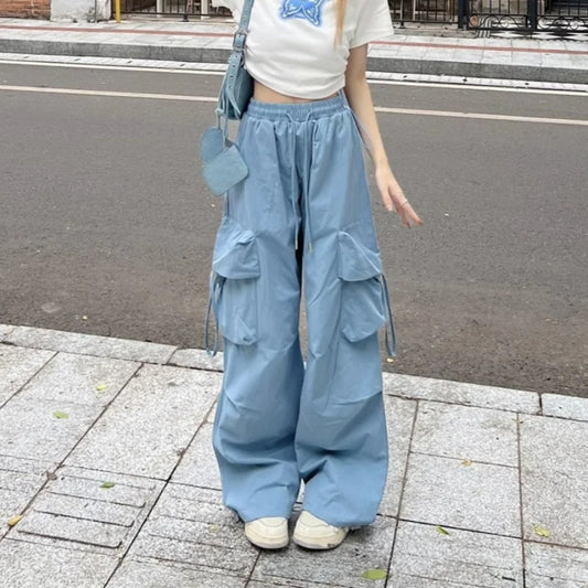 Adoptez un look streetwear décontracté avec notre pantalon cargo vintage pour femme.