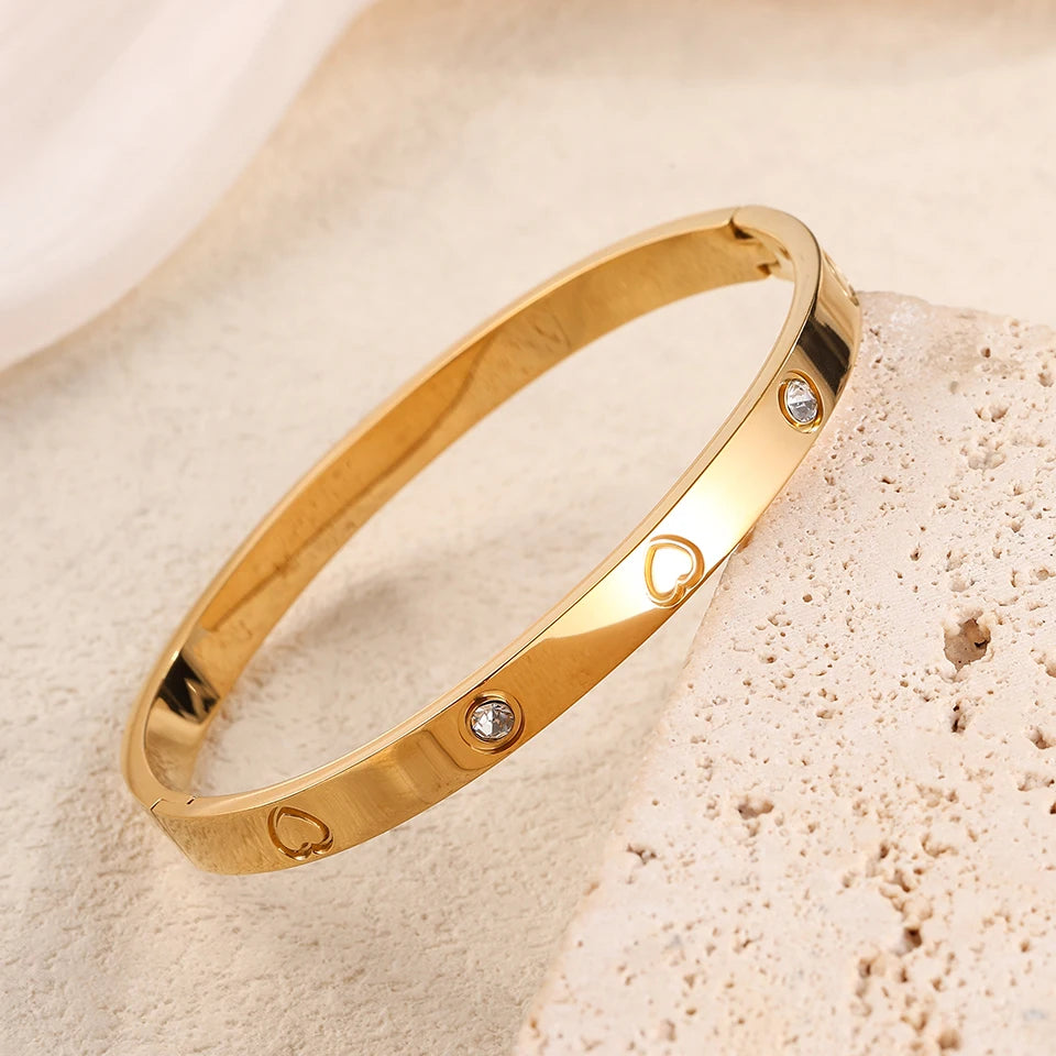 Sublimez votre poignet avec notre bracelet manchette cœur en acier inoxydable.