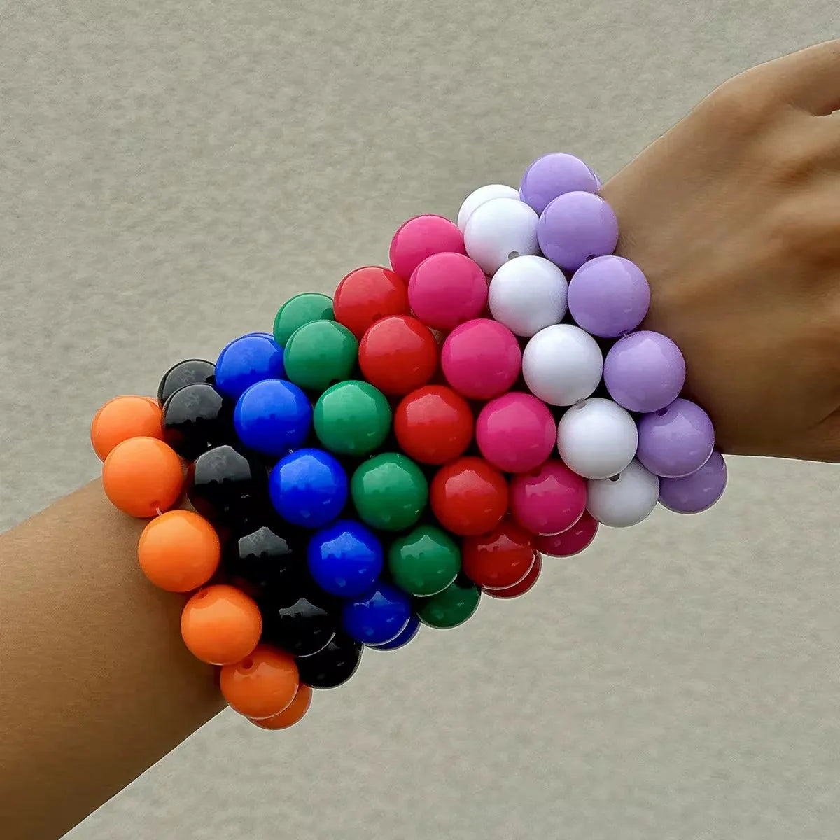 Apportez une touche fun et originale à vos tenues avec notre bracelet à grosses perles colorées.