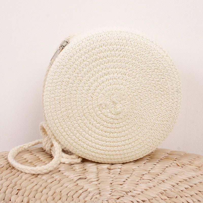Ajoutez une touche bohème à vos tenues estivales avec ce sac en raphia tressé à bandoulière.