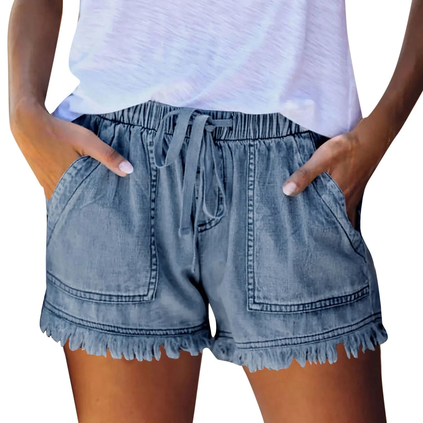 Optez pour un style estival décontracté et tendance avec notre short en jean délavé pour femme.